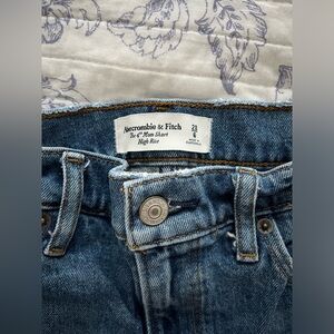 Very lightly used in excellent condition Abercrombie and Fitch 4in mom short
